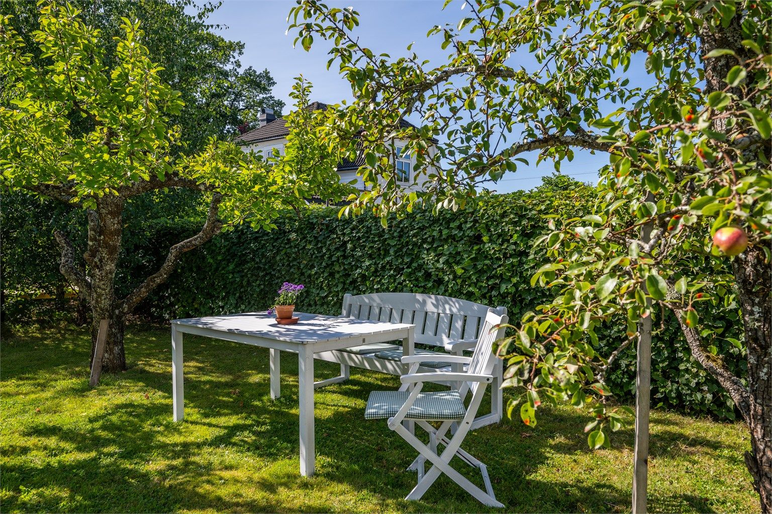 Hagen er virkelig en idyllisk og usjenert oase midt i det hyggelige nabolaget som omgir eiendommen.