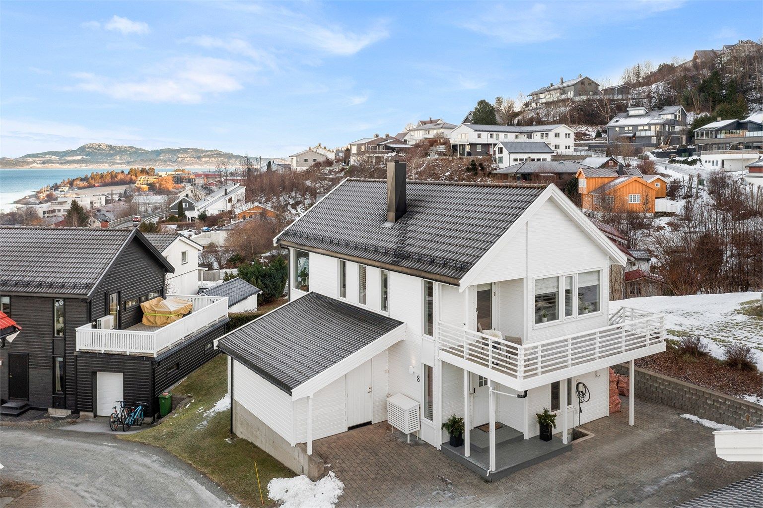 Boligen fremstår velholdt med liggende trekledning og en klassisk utforming som passer godt inn i det etablerte og barnevennlige boligområdet.