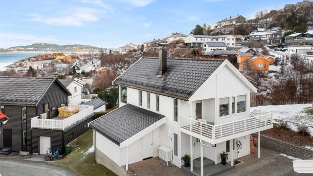 Boligen fremstår velholdt med liggende trekledning og en klassisk utforming som passer godt inn i det etablerte og barnevennlige boligområdet.