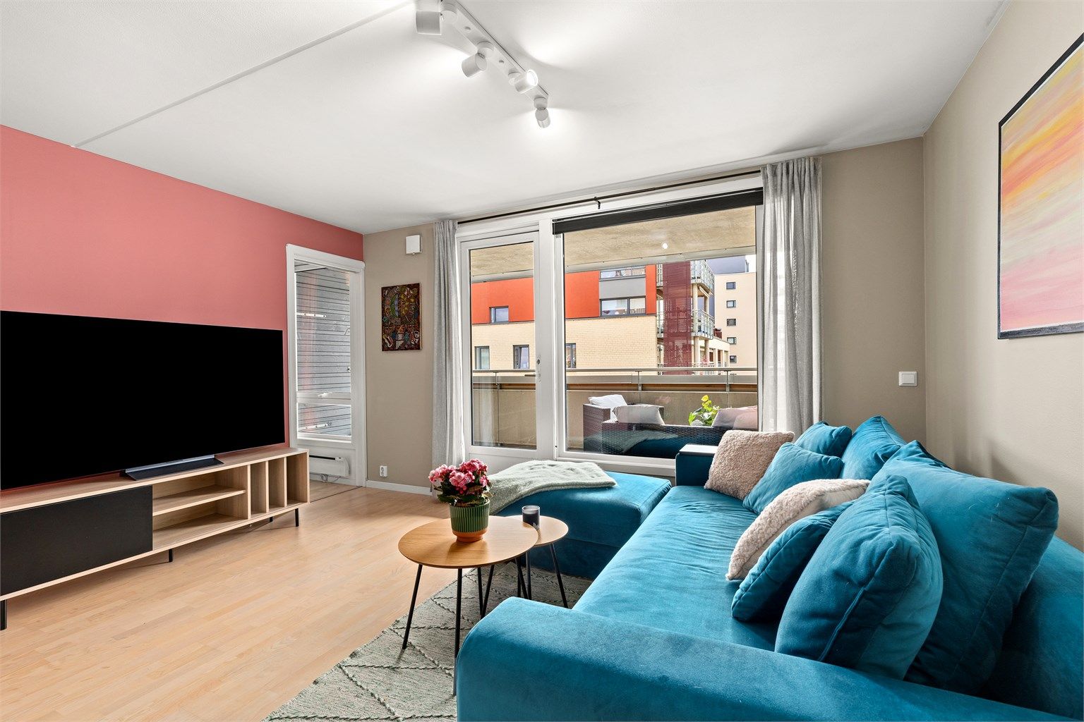 Romslig stue med store vindusflater som slipper inn rikelig med naturlig lys.