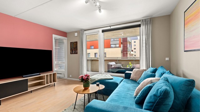 Romslig stue med store vindusflater som slipper inn rikelig med naturlig lys.