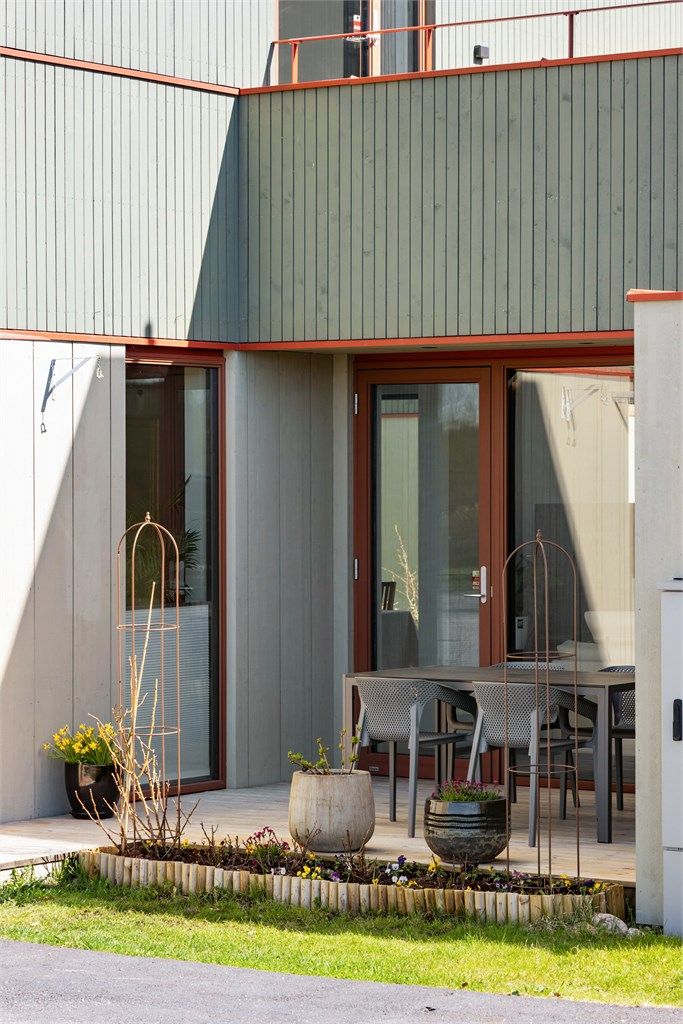 Inngangspartiet er delvis overbygget og har adkomst til en av markterrassene.