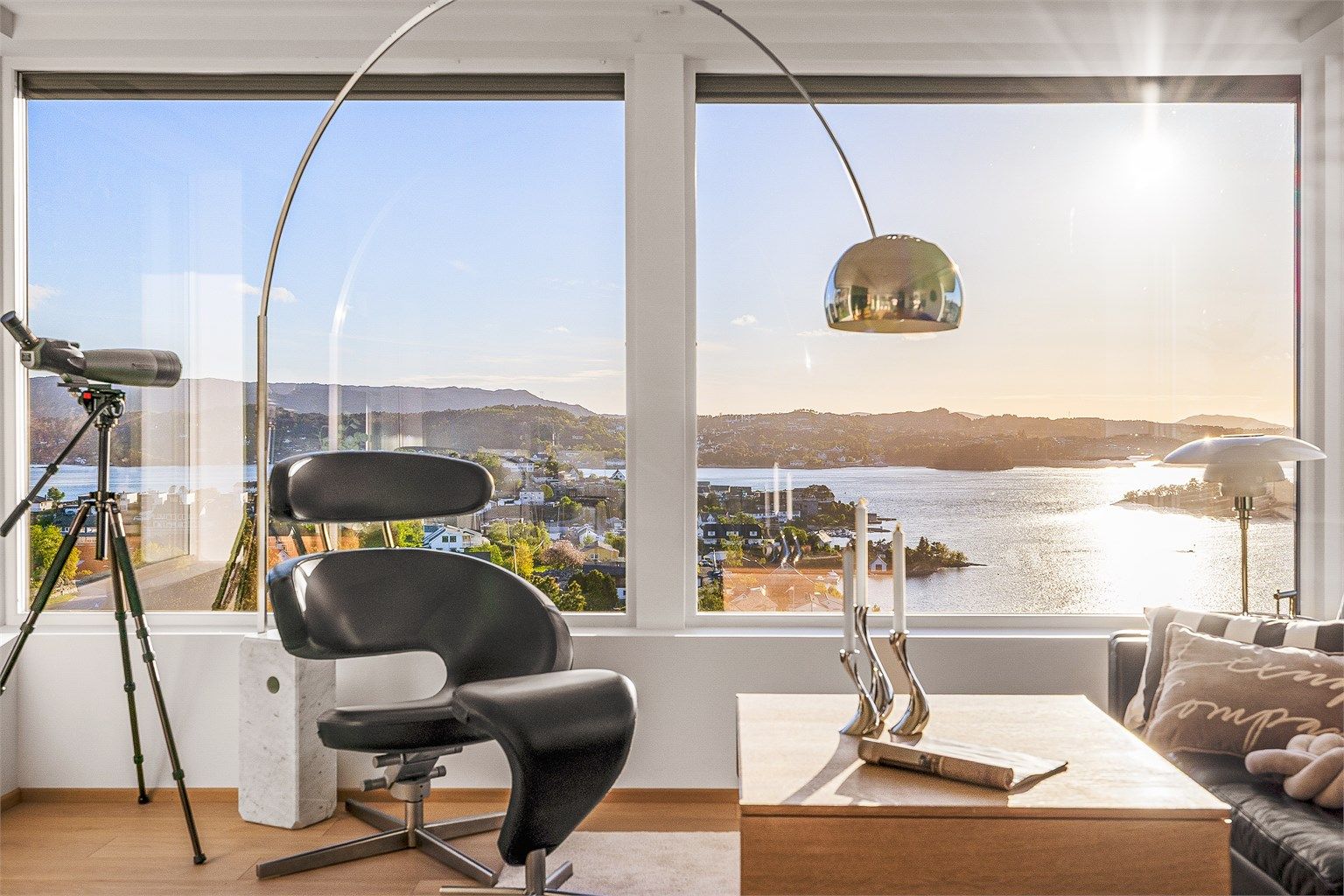 Utsikt over innseilingen til Bergen fra stuens mange store vinduer.