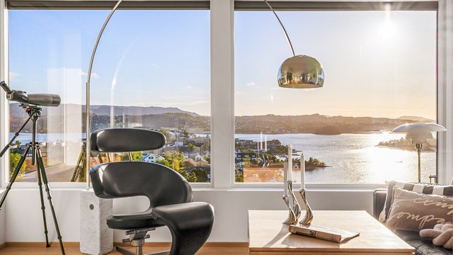 Utsikt over innseilingen til Bergen fra stuens mange store vinduer.
