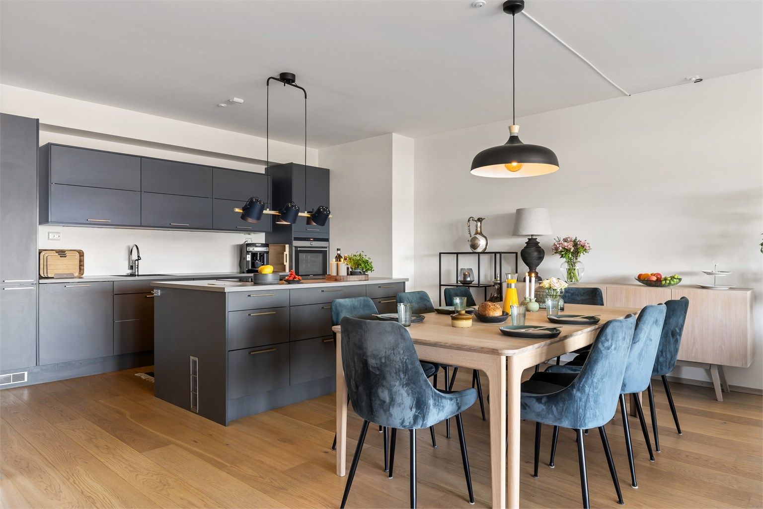 Spisestuen har god plass til langbord og samler familie og venner.