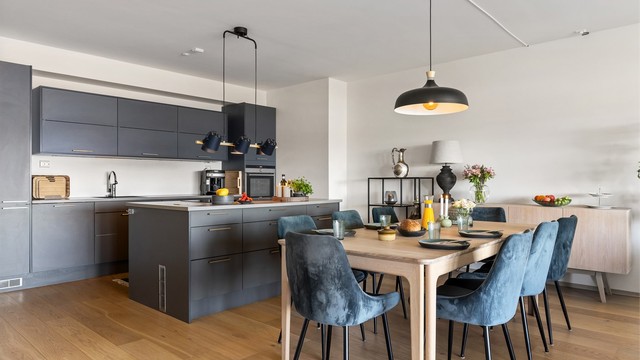 Spisestuen har god plass til langbord og samler familie og venner.