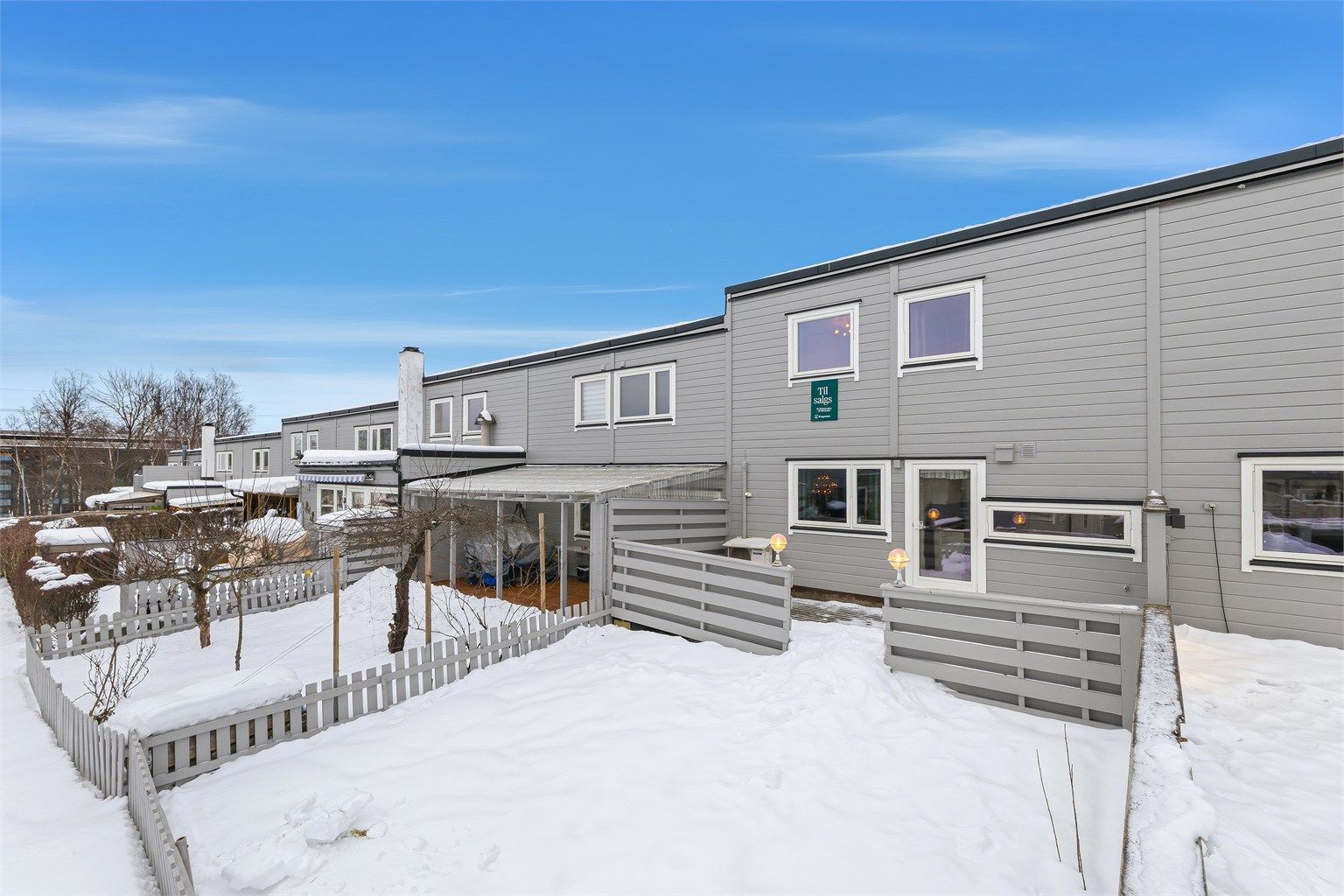 Her bor du i et familievennlig rekkehus med uteplasser på begge sider av boligen.