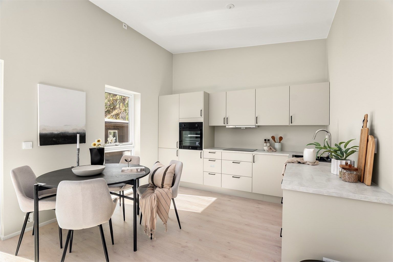 Leiligheten er oppført i tråd med nyeste tekniske standard og har i tillegg moderne overflater og innredninger. Fotograf; Kristoffer Kristiansen