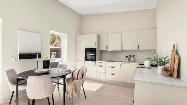 Leiligheten er oppført i tråd med nyeste tekniske standard og har i tillegg moderne overflater og innredninger. Fotograf; Kristoffer Kristiansen