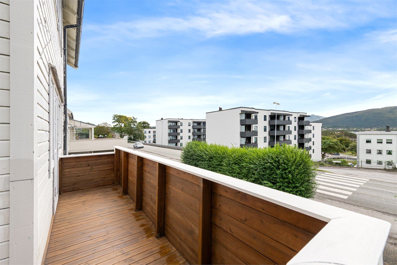 Stor terrasse mot syd og vest. Gode solforhold og fin utsikt. 