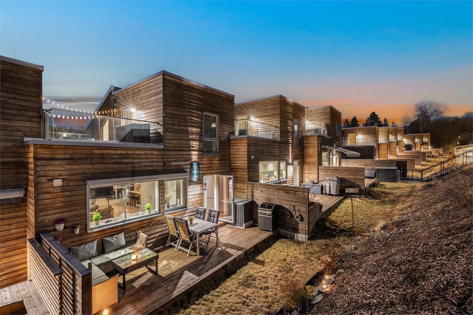 Nyere og lekkert rekkehus med vannbåren varme. Solrike og usjenerte uteplasser. Garasje med lader. Meget barnevennlig.