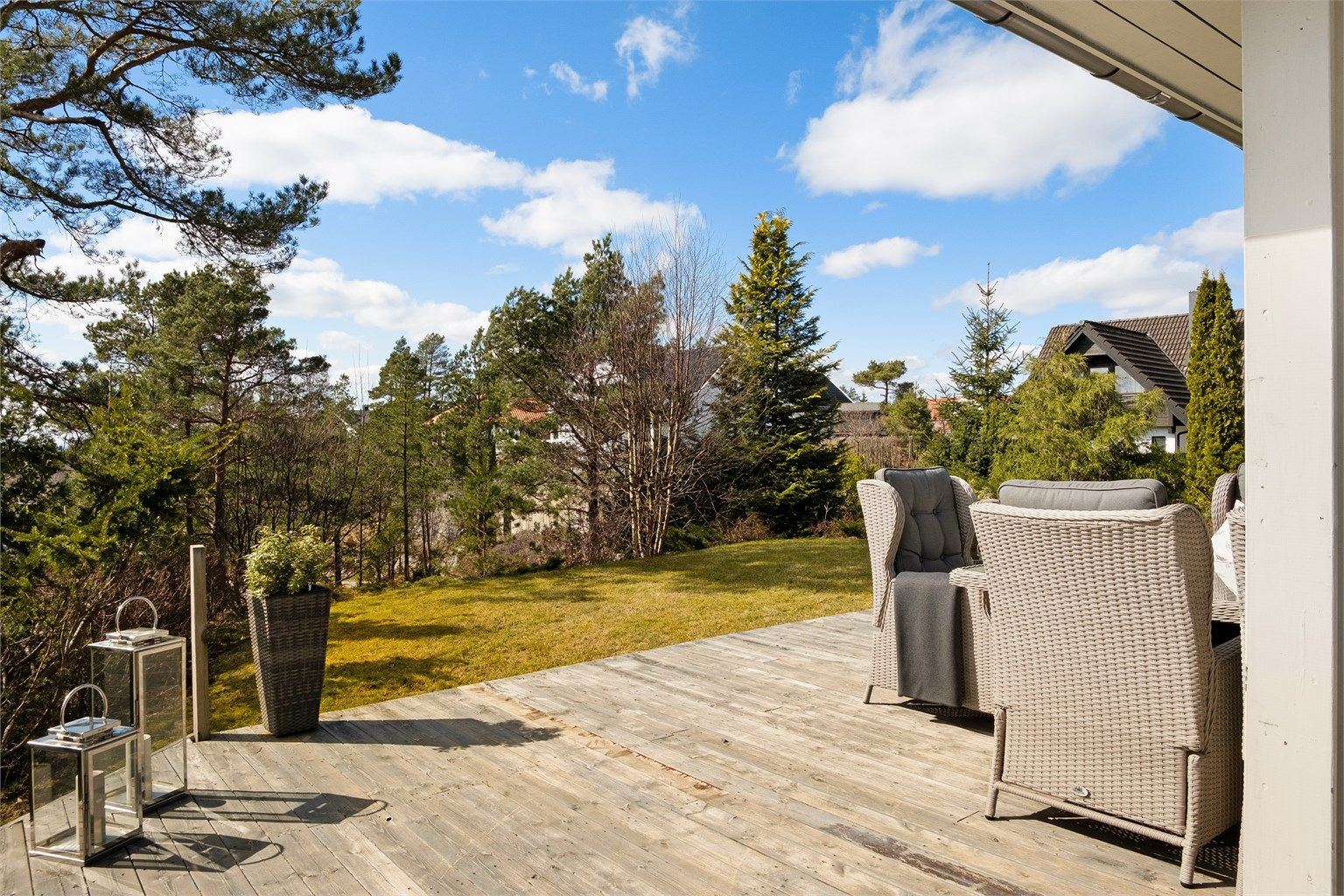 På gresset er det tumleplass og mulighet for hageleker sommerstid.
