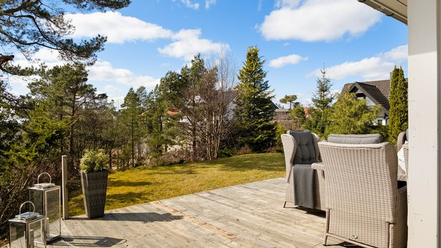 På gresset er det tumleplass og mulighet for hageleker sommerstid.