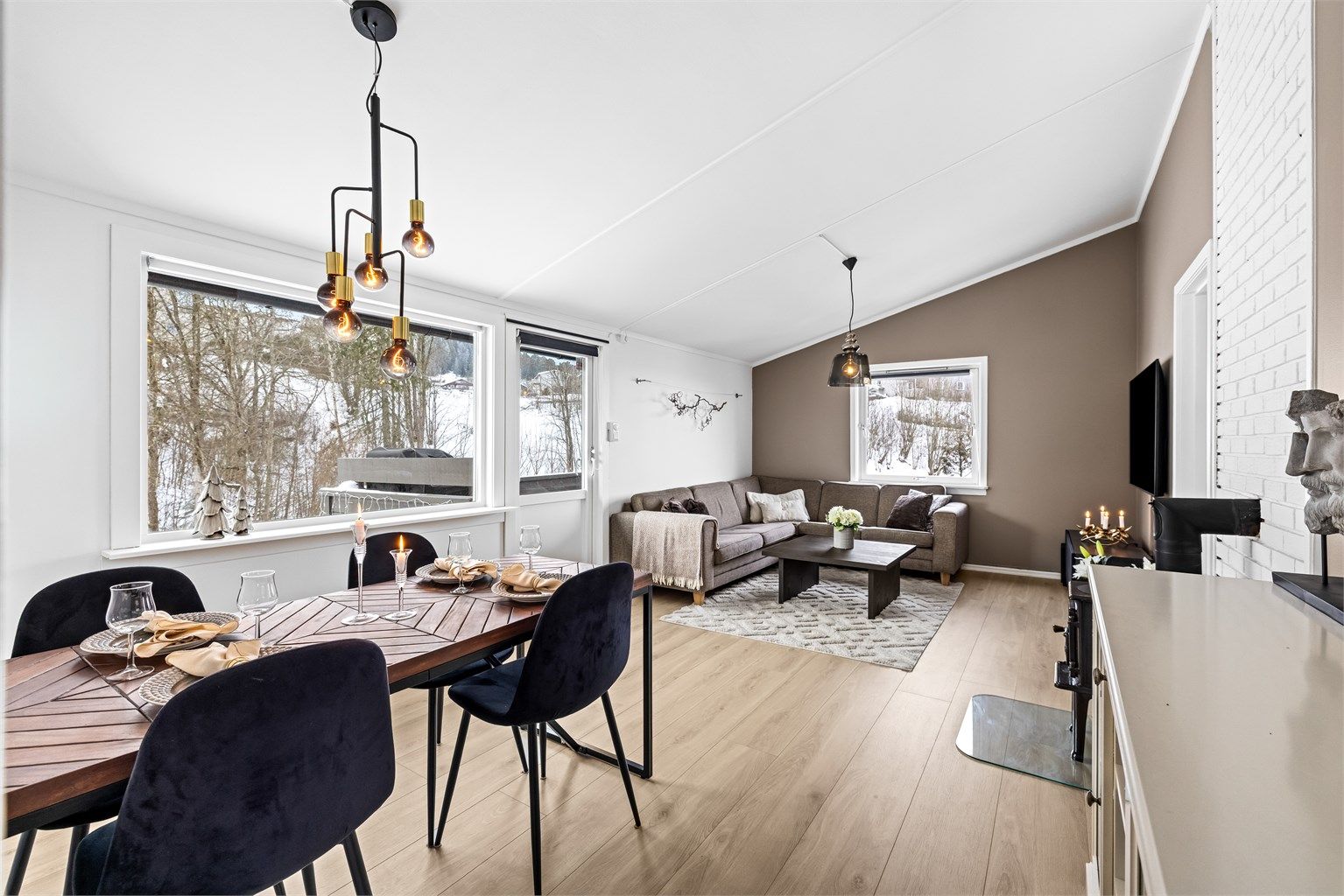 Eiendomsmegler Krogsveen v/ Andreas Christophersen ønsker velkommen til Hans Rustads veg 2!