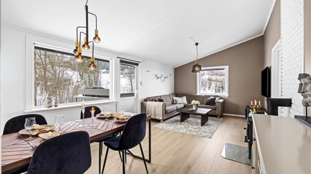 Eiendomsmegler Krogsveen v/ Andreas Christophersen ønsker velkommen til Hans Rustads veg 2!