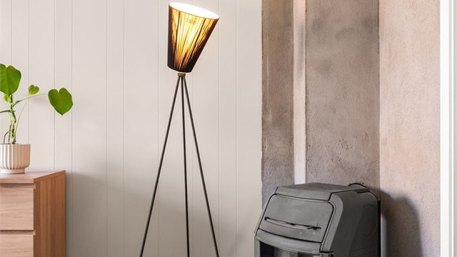 Stuen har en sjenerøs takhøyde på 2,68 meter og en vedovn for ekstra varme. Den lekre enstavs eikeparketten er gjennomgående i boligen.