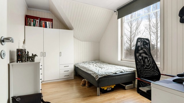 Ett av fire soverom i den store leiligheten i 2. etasje. Også disse rommene har god plass til garderobeskap og seng.