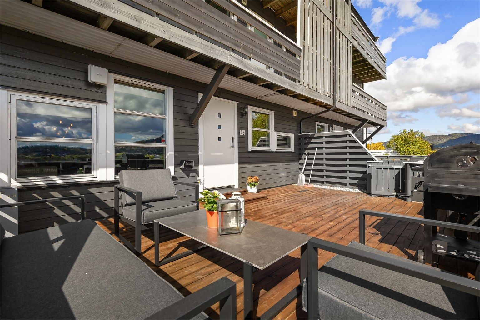 Her er det rikelig med plass for både grill og en romslig sittegruppe.