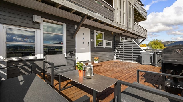 Her er det rikelig med plass for både grill og en romslig sittegruppe.