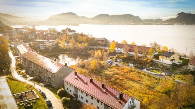 For de aktive er det treningssenter, flotte turområder, sykkelstier og badeplasser i nærheten.