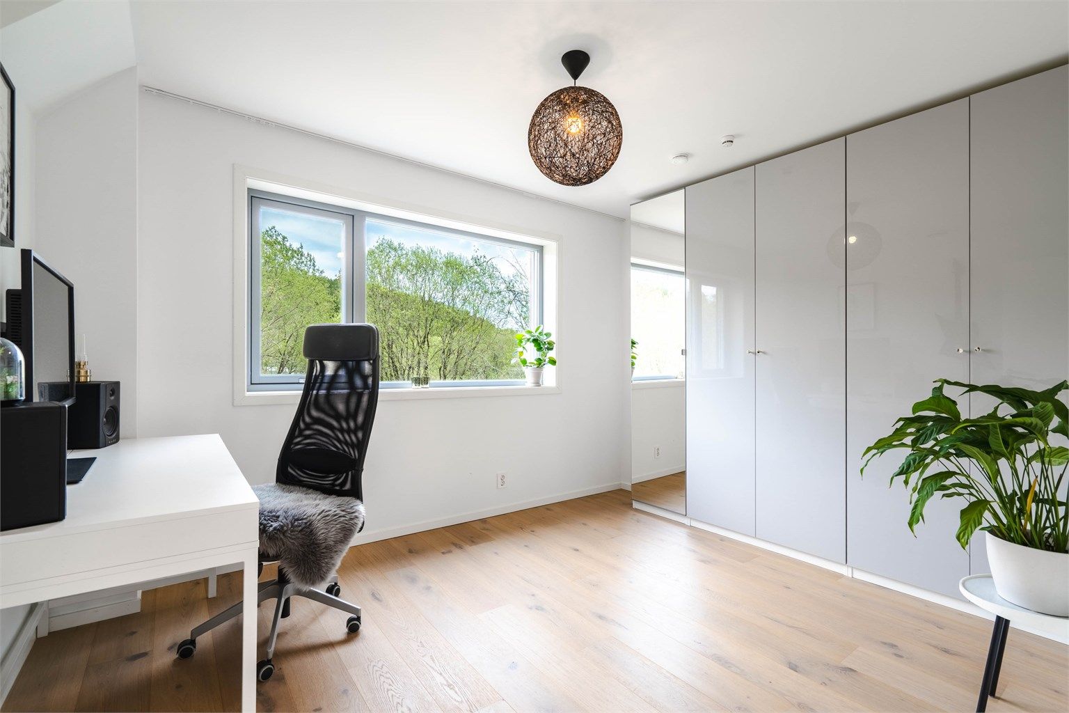 Soverom ved inngangsparti som er gjort om til et praktisk hjemmekontor. God garderobe plass.