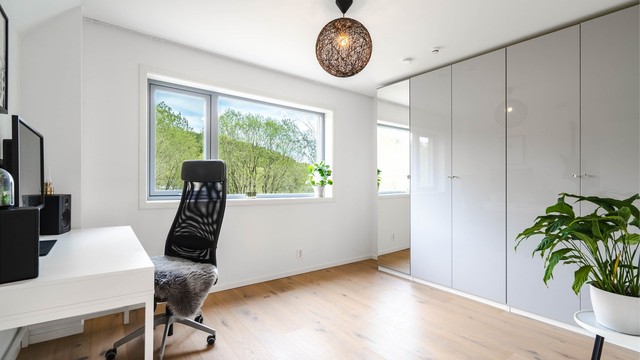 Soverom ved inngangsparti som er gjort om til et praktisk hjemmekontor. God garderobe plass.