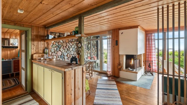 Kjøkkenet ligger i åpen løsning mot stuen og spisestuen. Innredningen er fra byggeåret, med slette fronter og benkeplater i laminat. Videre er det montert et frittstående Sunwind gasskjøleskap fra 2024 og en to-bluss gasskomfyr.