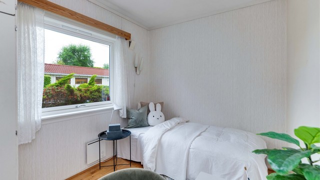 Soverommet har innebygde garderobeskap