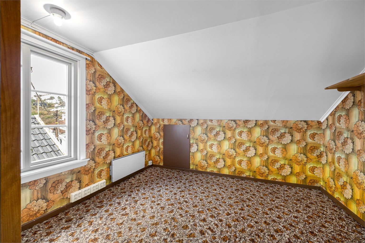 Soverom 2 i 3. etasje. Noe eldre overflater. Det er knekott i husets toppetasje.