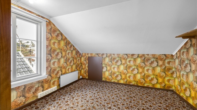 Soverom 2 i 3. etasje. Noe eldre overflater. Det er knekott i husets toppetasje.