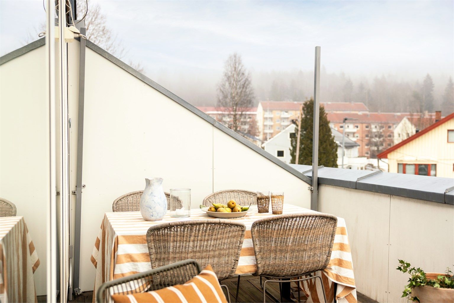 I følge selger skinner solen på balkongen fra ca. kl. 09.00-18.00 midtsommers. 