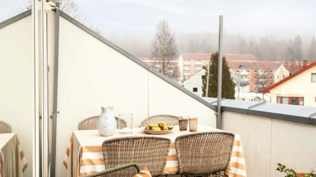 I følge selger skinner solen på balkongen fra ca. kl. 09.00-18.00 midtsommers.