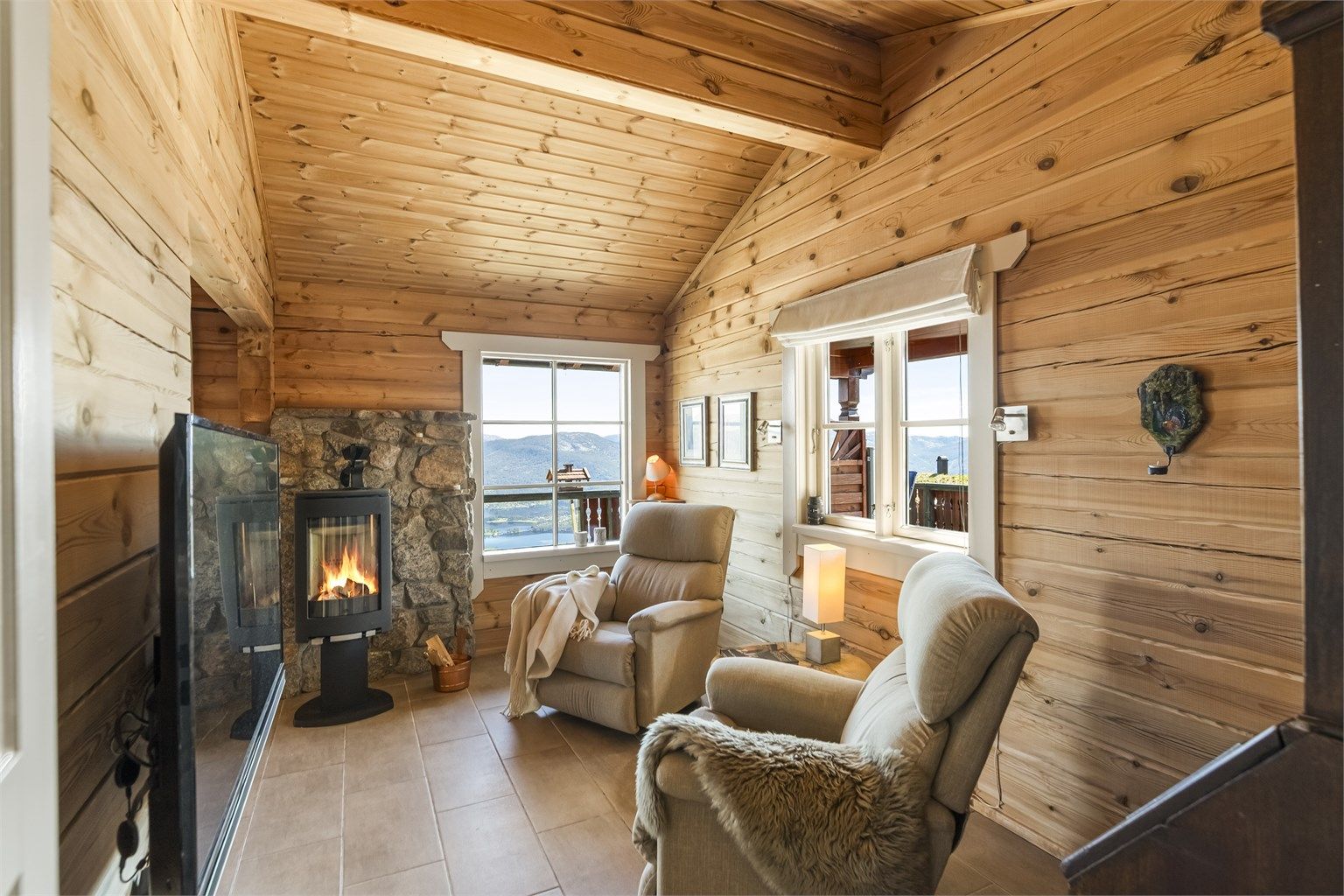 Vedovnen i TV-stuen gir ekstra varme og hygge på kalde dager.