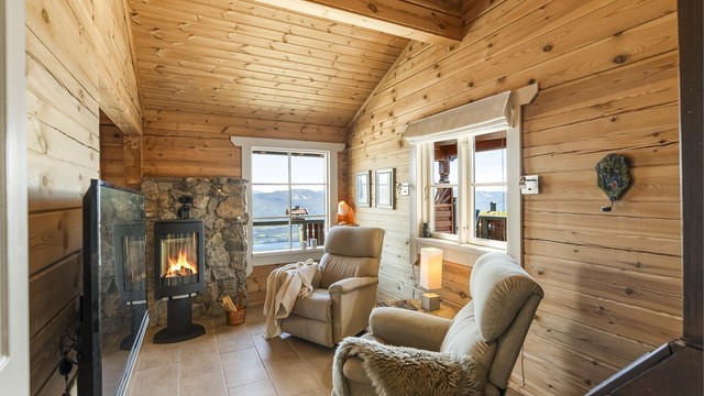 Vedovnen i TV-stuen gir ekstra varme og hygge på kalde dager.