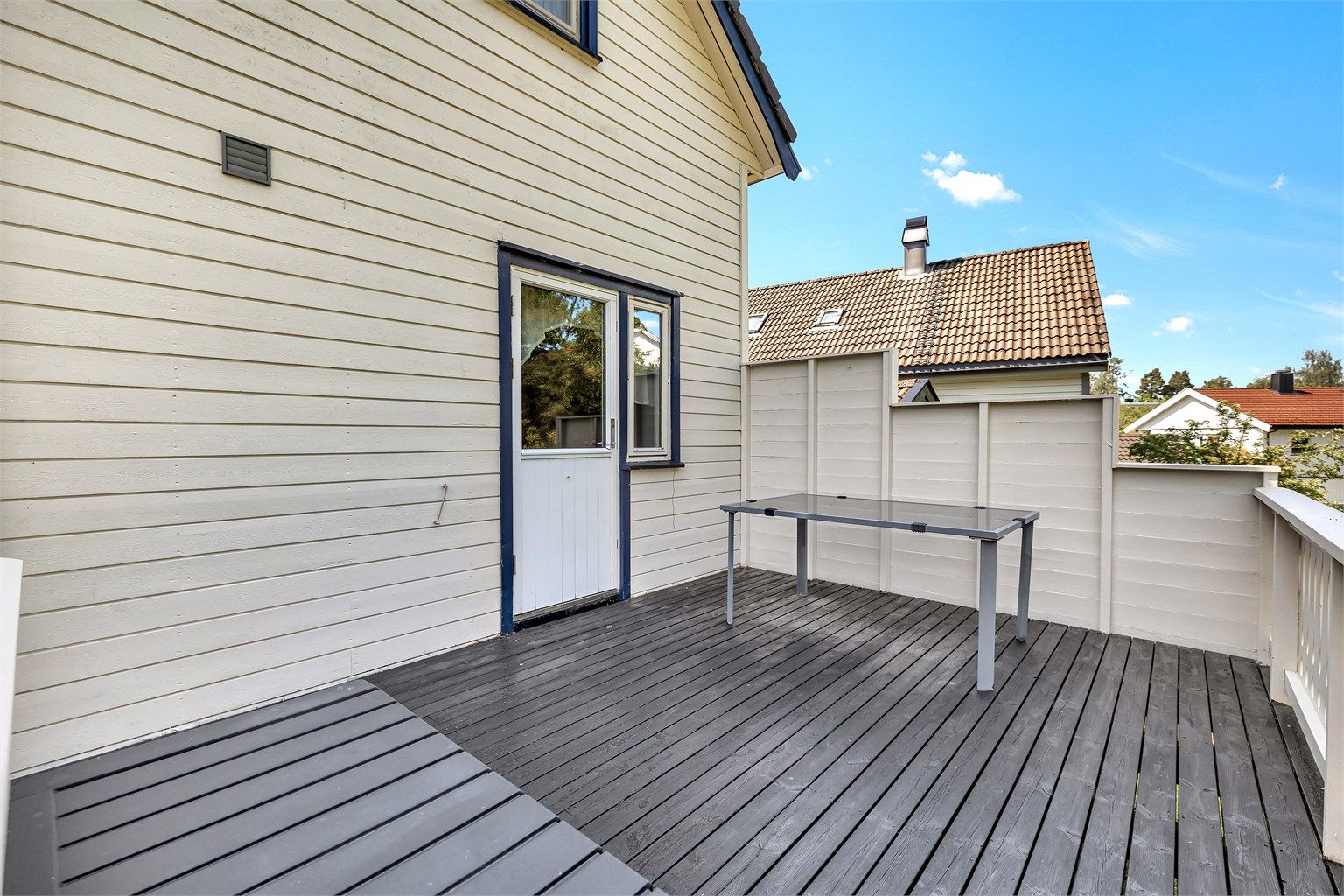 Fra kjøkkenet er det tilkomst til terrassen på baksiden av boligen