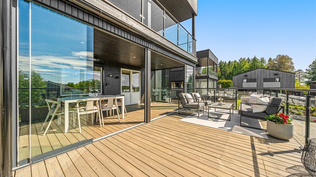Store terrasser og gode solforhold gir en sømløs overgang mellom inne- og uterom.