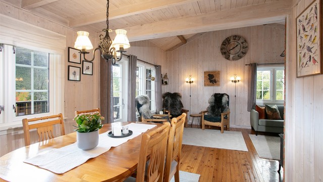 Fra stuen er det direkte utgang til den store terrassen via glassdør.