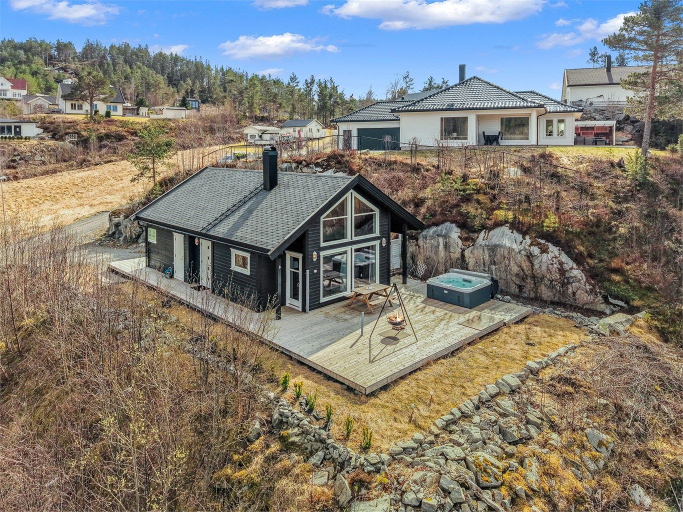 Velkommen til Fjøsknappveien 1 - en attraktiv eiendom med flott beliggenhet! Boligen ligger høyt og fritt i terrenget med gode solforhold og en luftig plassering i rolige omgivelser.