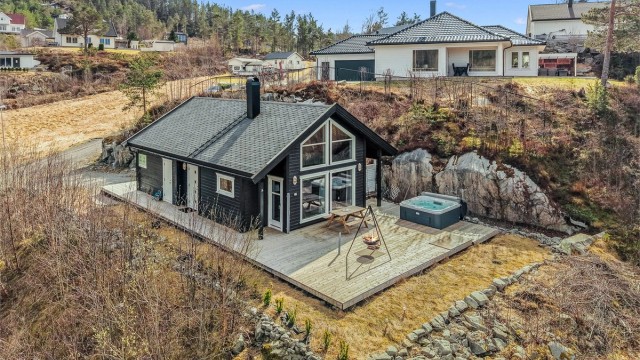 Velkommen til Fjøsknappveien 1 - en attraktiv eiendom med flott beliggenhet! Boligen ligger høyt og fritt i terrenget med gode solforhold og en luftig plassering i rolige omgivelser.