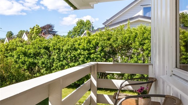 Den overbygde verandaen gir en hyggelig, liten uteplass med utgang fra soverommet.