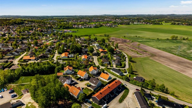 Området består hovedsakelig av eneboliger og rekkehus, med nærhet til grønne friområder.