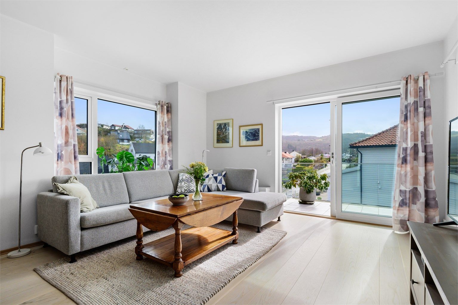 Fra stue er det utgang til balkong på 17 kvm med sol fra ca 6-18. 