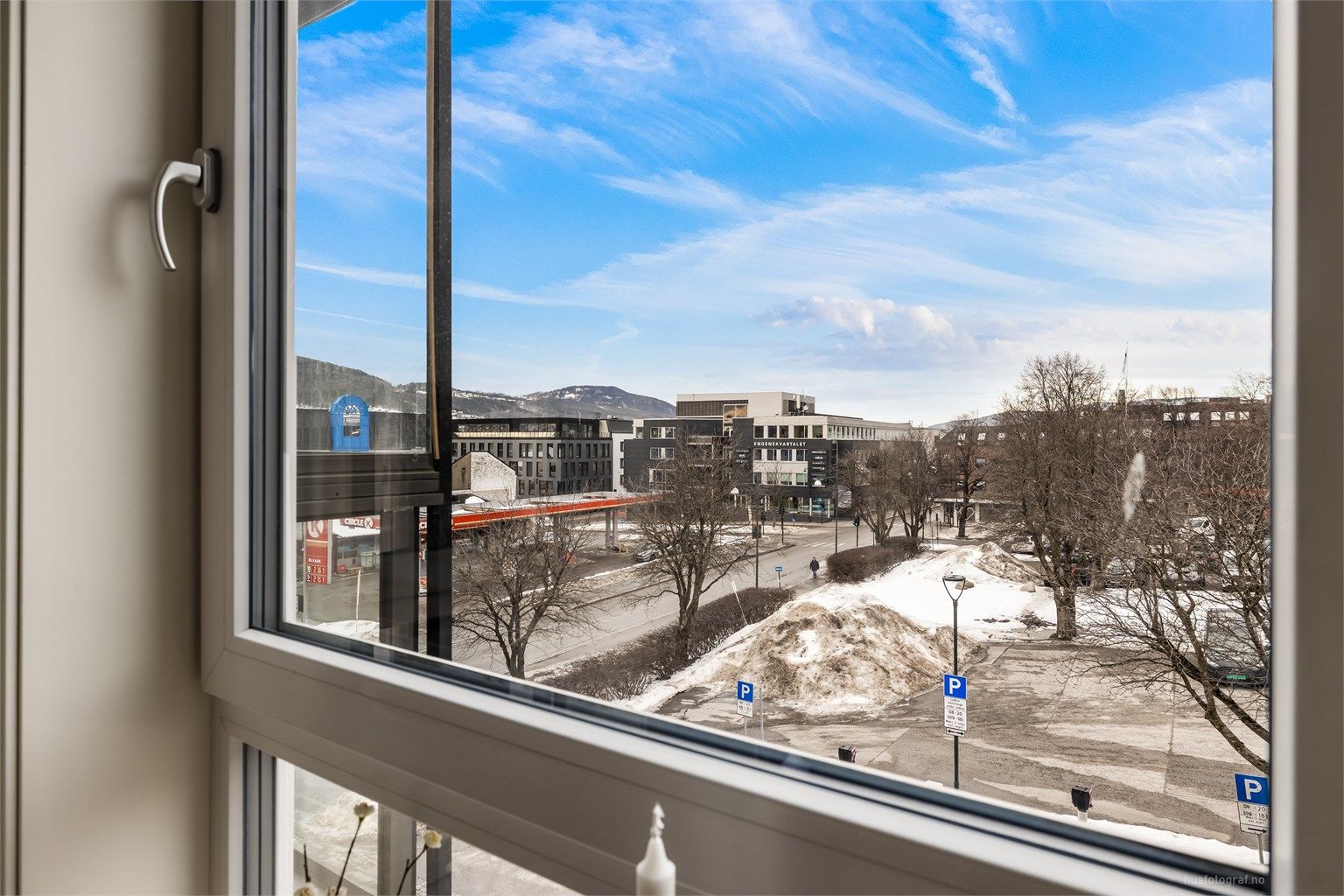 Vinduene slipper inn godt med dagslys og gir utsyn over nærområdet.