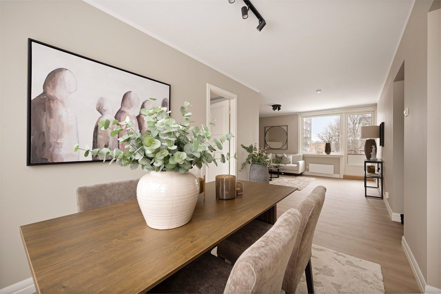 Mellom stuen og kjøkkenet finner du boligens spisestue. Denne er av god størrelse og det er plass til flere middagsgjester.