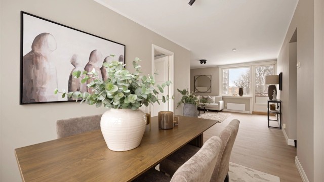 Mellom stuen og kjøkkenet finner du boligens spisestue. Denne er av god størrelse og det er plass til flere middagsgjester.