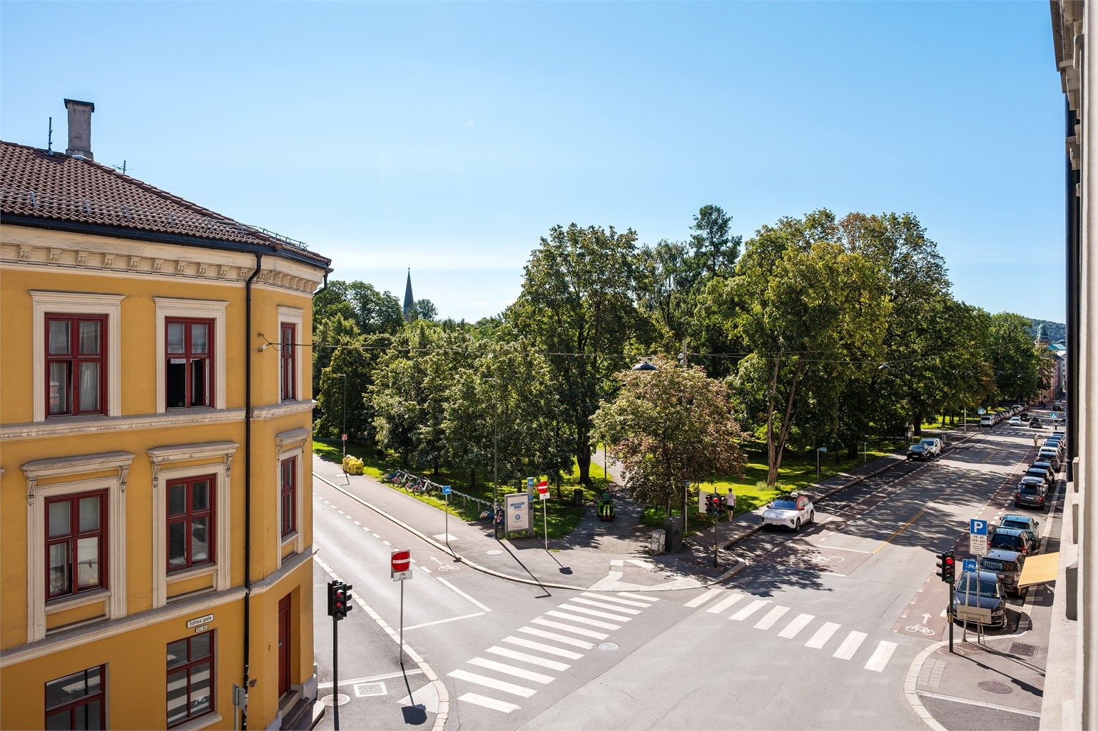 Leiligheten har en svært attraktiv og sentral beliggenhet med umiddelbar nærhet til Sofienbergparken.