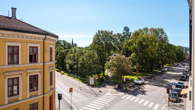 Leiligheten har en svært attraktiv og sentral beliggenhet med umiddelbar nærhet til Sofienbergparken.