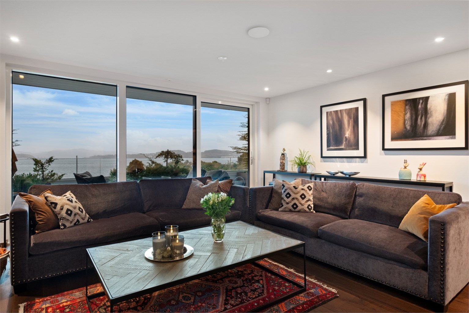 Fra sofakroken på stuen er det store vindusflater mot syd og flott utsikt mot fjorden