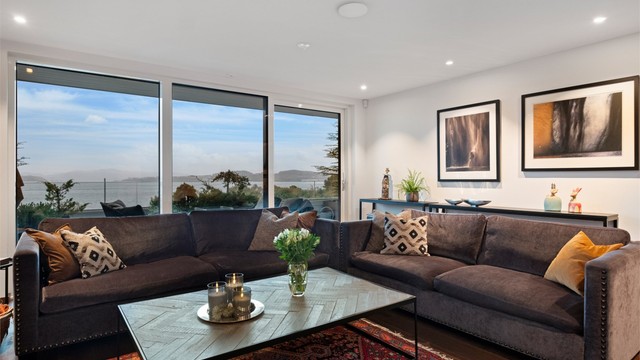 Fra sofakroken på stuen er det store vindusflater mot syd og flott utsikt mot fjorden