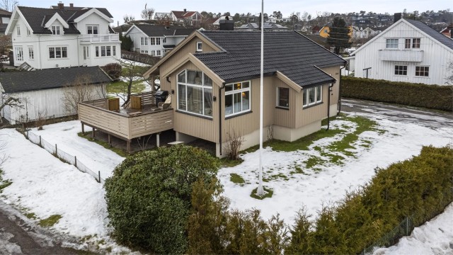 I hagen er det plass til å gjøre de fleste uteaktiviteter, og det er fine lekearealer for familiens minste i trygge omgivelser. Deler av tomten er også pent omkranset med hekk og eget gjerde.